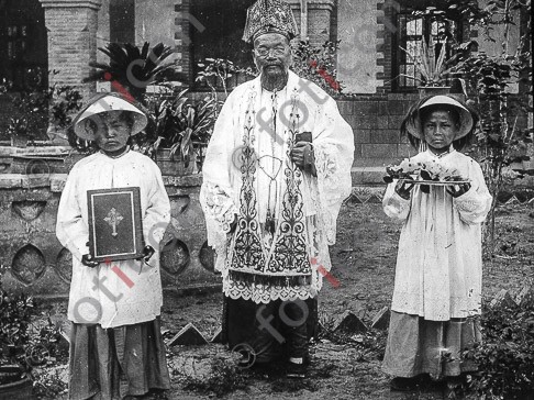 Jubilarpriester Liu ; Jubilee priest Liu (simon-173a-058-sw.jpg)